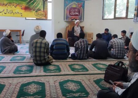 نشست صمیمامه حجه الاسلام والمسلمین خطاط با طلاب مدرسه